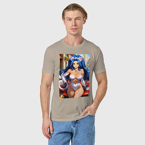 Мужская футболка Фелиция сидит на капоте машины / Миндальный – фото 3