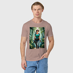 Футболка хлопковая мужская Лара Крофт в джунглях с пистолетами, цвет: пыльно-розовый — фото 2