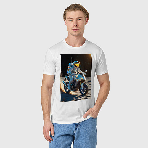 Мужская футболка Космонавт ездит на мотоцикле по Луне / Белый – фото 3