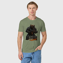 Футболка хлопковая мужская ВМФ стреляющий медведь, цвет: авокадо — фото 2