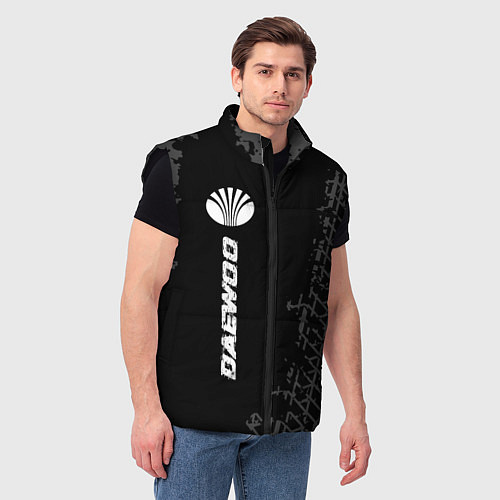 Мужской жилет Daewoo speed на темном фоне со следами шин: по-вер / 3D-Черный – фото 3