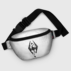 Поясная сумка Skyrim с потертостями на светлом фоне, цвет: 3D-принт — фото 2