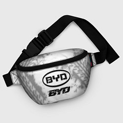 Поясная сумка BYD speed на светлом фоне со следами шин, цвет: 3D-принт — фото 2