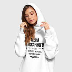 Женское худи-платье Жена пожарного важнее, цвет: белый — фото 2
