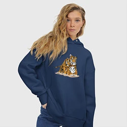 Толстовка оверсайз женская Тигрица с игривым тигрёнком, цвет: тёмно-синий — фото 2