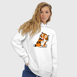Толстовка оверсайз женская Забавный тигр показывает язык, цвет: белый — фото 2