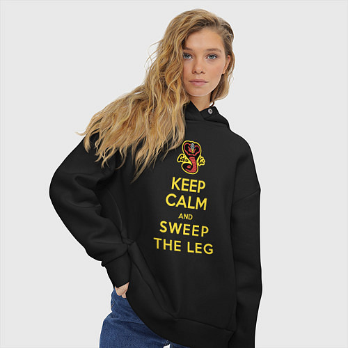 Женское худи оверсайз Cobra Kai - Keep calm and sweep the leg / Черный – фото 3