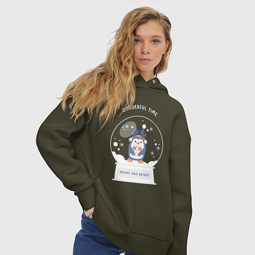 Женское худи оверсайз Пингвиненок в снежном шаре / Хаки – фото 3