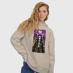 Толстовка оверсайз женская Хэллоуин в мегаполисе - модный скелет, цвет: миндальный — фото 2