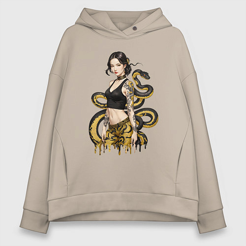 Женское худи оверсайз Женщина и чёрно-жёлтая змея за её спиной / Миндальный – фото 1