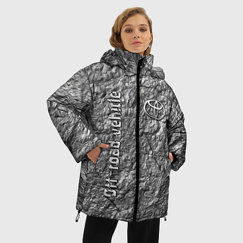 Женская зимняя куртка Логотип Тойоты на фоне скалы - внедорожник / 3D-Черный – фото 3