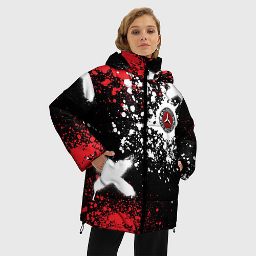 Женская зимняя куртка Мерседес на фоне граффити и брызг красок / 3D-Черный – фото 3