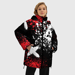 Куртка зимняя женская Митсубиси на фоне граффити и брызг красок, цвет: 3D-красный — фото 2