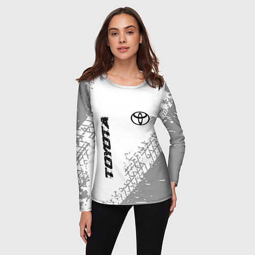 Женский лонгслив Toyota speed на светлом фоне со следами шин: надпи / 3D-принт – фото 3