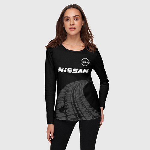 Женский лонгслив Nissan speed на темном фоне со следами шин: символ / 3D-принт – фото 3