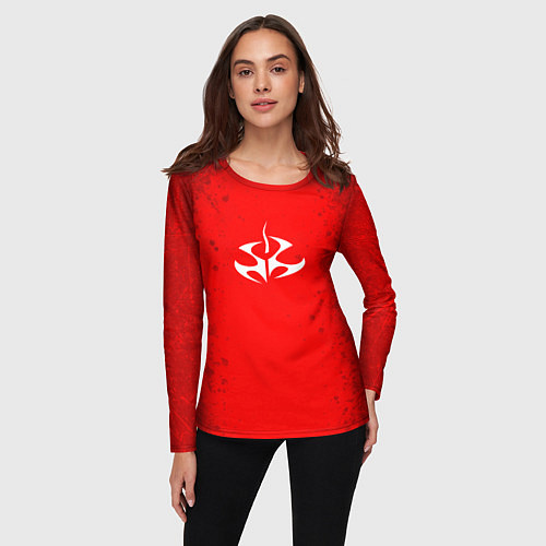 Женский лонгслив Белая эмблема hitman на красном / 3D-принт – фото 3