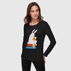 Лонгслив хлопковый женский Читающий кролик на книгах, цвет: черный — фото 2
