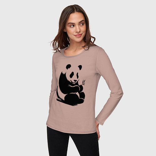 Женский лонгслив Сидящая чёрная панда с бамбуком / Пыльно-розовый – фото 3