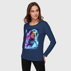 Лонгслив хлопковый женский Полёт капибары в космосе - неон, цвет: тёмно-синий — фото 2