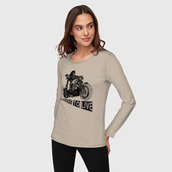 Лонгслив хлопковый женский Байкер на мотоцикле - череп, цвет: миндальный — фото 2