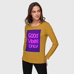 Лонгслив хлопковый женский Неоновая надпись good vibes only и кирпичная стена, цвет: горчичный — фото 2