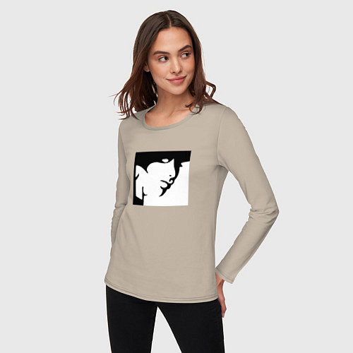 Женский лонгслив Застенчивая незнакомка / Миндальный – фото 3