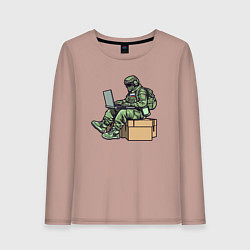 Лонгслив хлопковый женский Российский солдат за ноутбуком, цвет: пыльно-розовый