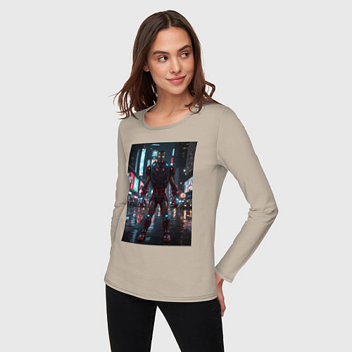 Женский лонгслив Железный человек посреди ночного города / Миндальный – фото 3
