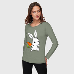 Лонгслив хлопковый женский Зайка с морковкой, цвет: авокадо — фото 2
