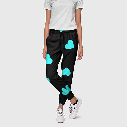 Женские брюки С голубыми сердечками на черном / 3D-принт – фото 3