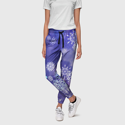 Женские брюки Крупные снежинки на фиолетовом / 3D-принт – фото 3