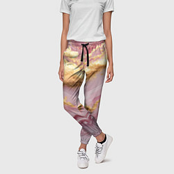 Брюки женские Золотая объемная текстура на розовом, цвет: 3D-принт — фото 2
