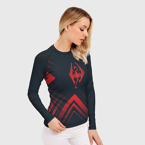 Женский рашгард Красный Символ Skyrim на темном фоне со стрелками / 3D-принт – фото 3
