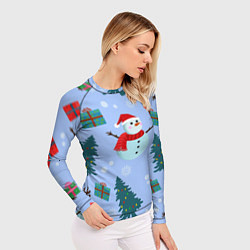 Рашгард женский Снеговики с новогодними подарками паттерн, цвет: 3D-принт — фото 2