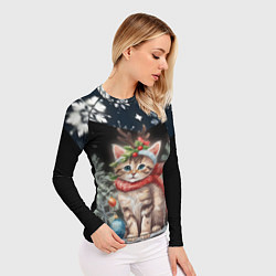 Рашгард женский Новогодний котик у ёлок в шарфе горы в снежинках, цвет: 3D-принт — фото 2