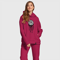 Женский костюм оверсайз Volkswagen - art logo, цвет: маджента — фото 2