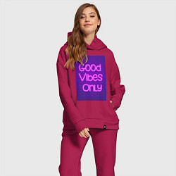 Женский костюм оверсайз Неоновая надпись good vibes only и кирпичная стена, цвет: маджента — фото 2