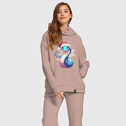 Женский костюм оверсайз Синяя змея с снежинками, цвет: пыльно-розовый — фото 2