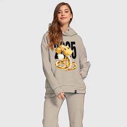 Женский костюм оверсайз 2025 год - змея и елочные шары, цвет: миндальный — фото 2