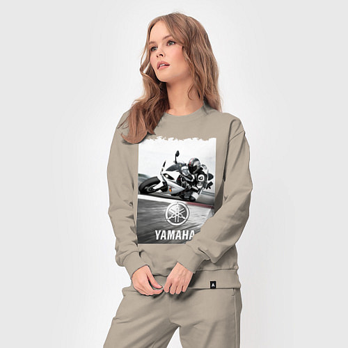 Женский костюм YAMAHA на вираже / Миндальный – фото 3