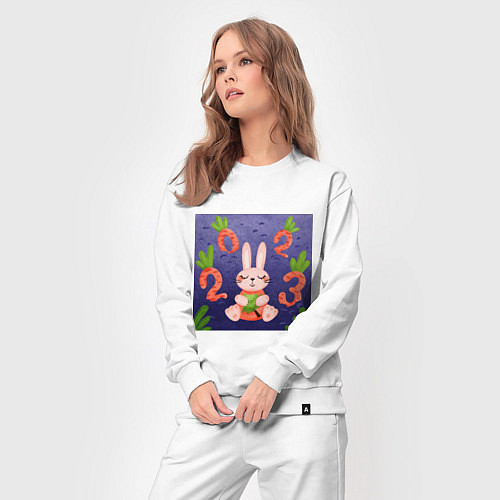 Женский костюм Новый год 2023, заяц с ёлочкой и цифрами морковкам / Белый – фото 3
