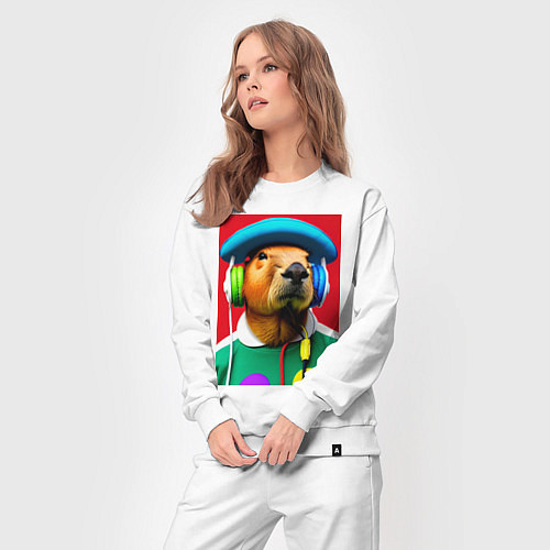 Женский костюм Капибара в наушниках и шляпе - нейросеть / Белый – фото 3