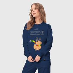 Костюм хлопковый женский Мем капибара в шарфике, цвет: тёмно-синий — фото 2