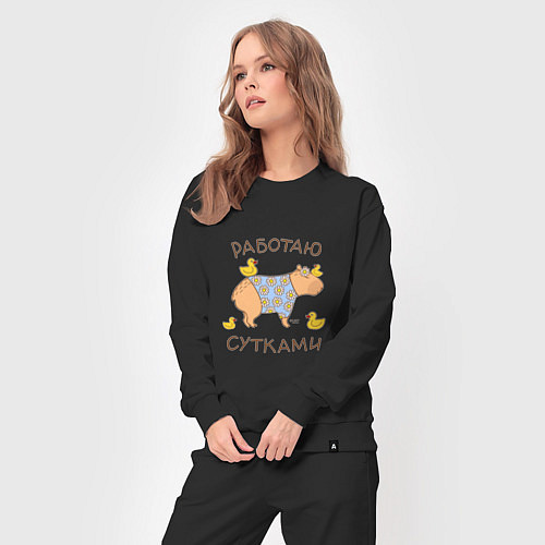 Женский костюм Мем капибара: работаю с утками / Черный – фото 3