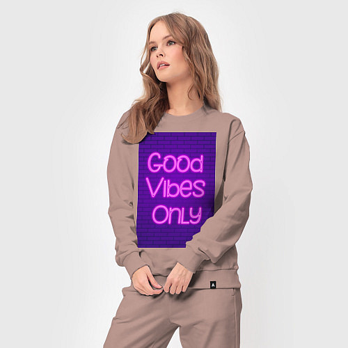 Женский костюм Неоновая надпись good vibes only и кирпичная стена / Пыльно-розовый – фото 3