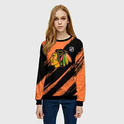 Свитшот женский Чикаго Блэкхокс - фон с оранжевыми потертостами, цвет: 3D-черный — фото 2