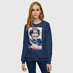 Свитшот хлопковый женский Keep Calm & Love Harry Styles, цвет: тёмно-синий — фото 2