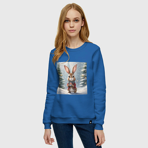 Женский свитшот Новогодний зайчик с подарком в зимнем лесу / Синий – фото 3