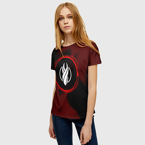 Женская футболка Символ Dead Space и краска вокруг на темном фоне / 3D-принт – фото 3