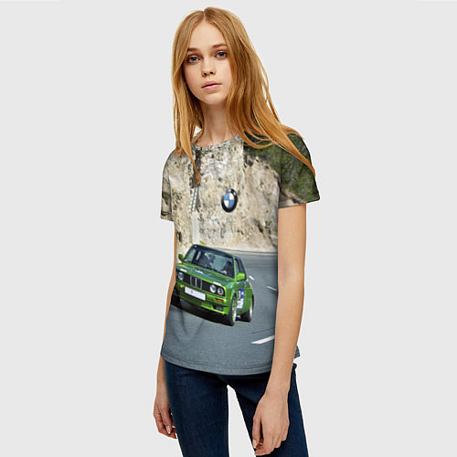 Женская футболка Зелёная бэха на горной дороге / 3D-принт – фото 3